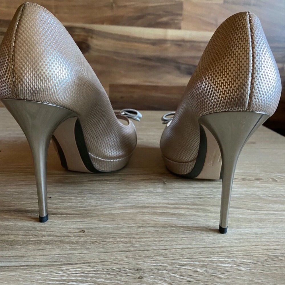 Salvatore Ferragamo Grazia Peep Toe Bow Platform Pumps Champagne Silver 10B - Picture 7 of 11